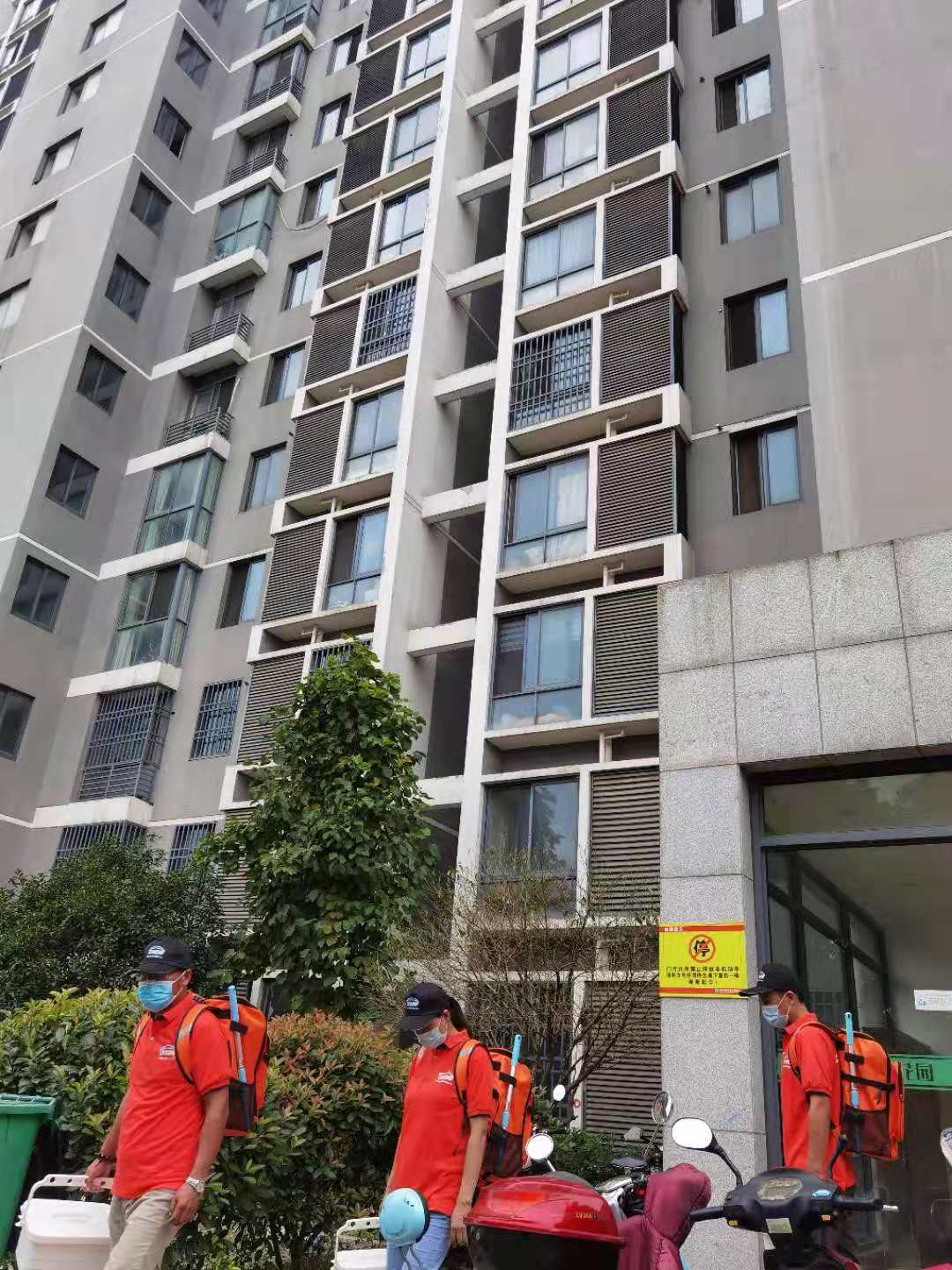 昆明白马小区黄码风波，一座城市的防疫缩影与人间温度