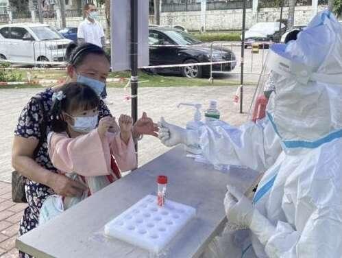 一岁萌娃的59次核酸，一个时代的特殊记忆