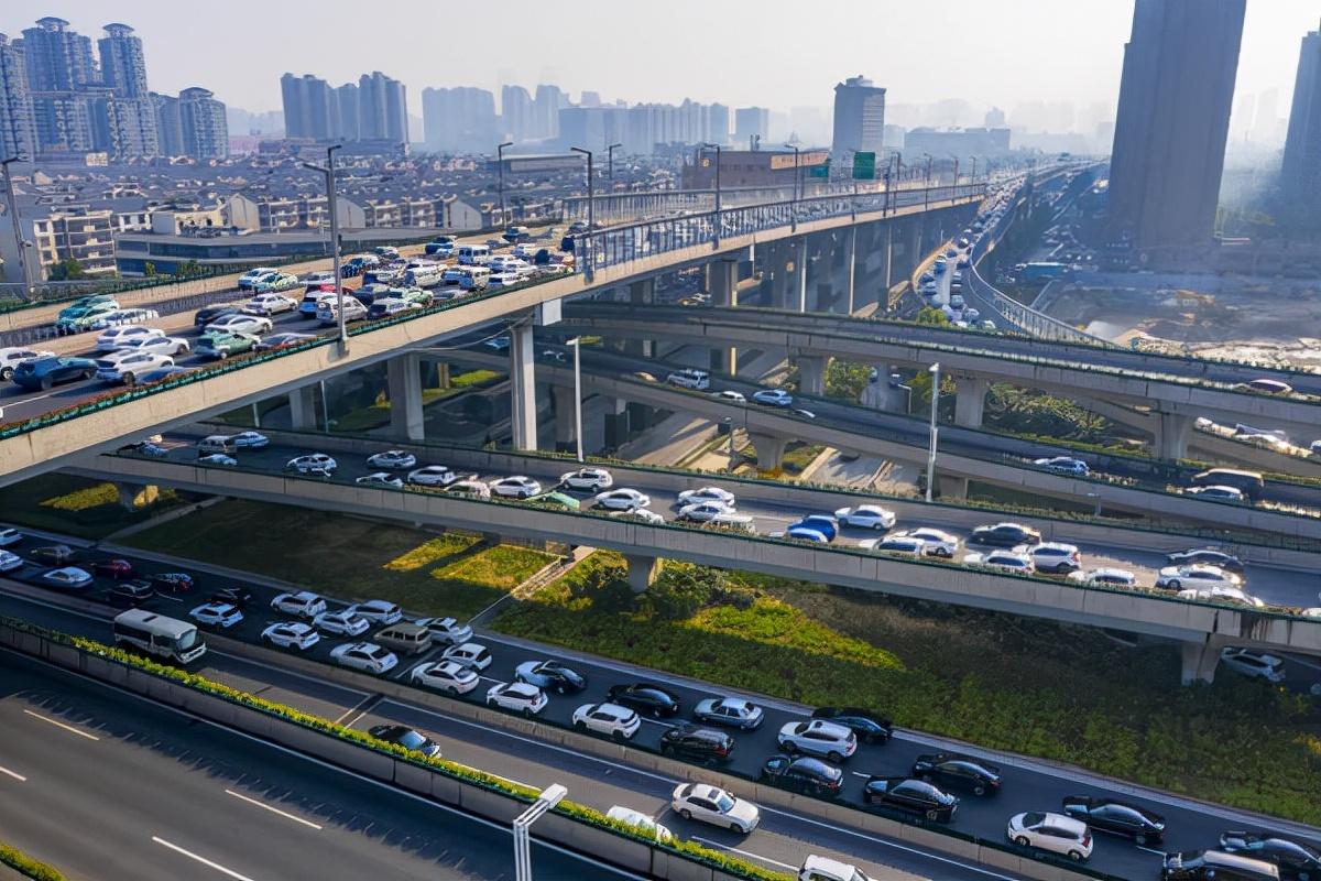 郑州拥堵情况最新消息，高峰时段压力仍存，智慧交通建设持续推进