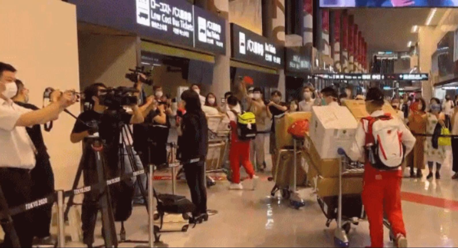 2男孩不戴口罩后续父母出面/2男孩不戴口罩打乒乓球