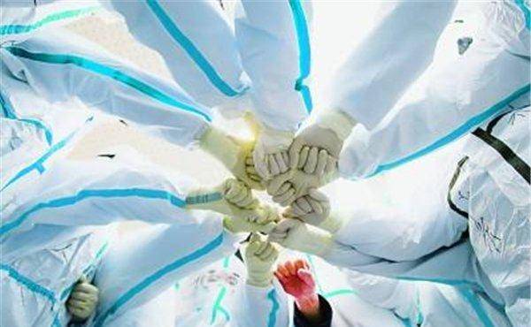 当患者激增遭遇医护人员大面积感染，压力下的坚守与破局之道