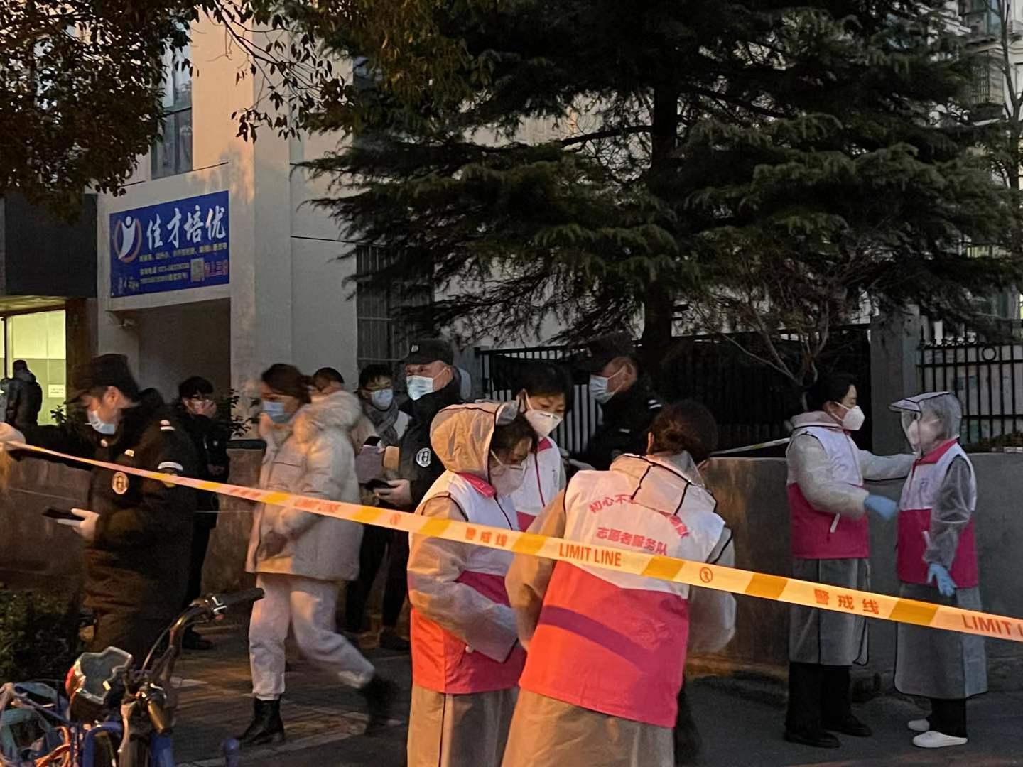 浦东新区新高苑出现疑似病例，防控网络再度绷紧