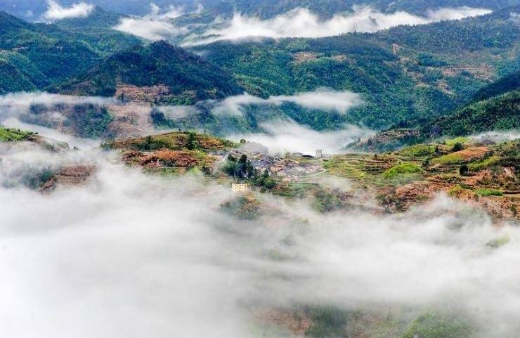 全国带峰的城市排名，山峦叠嶂间的城市魅力