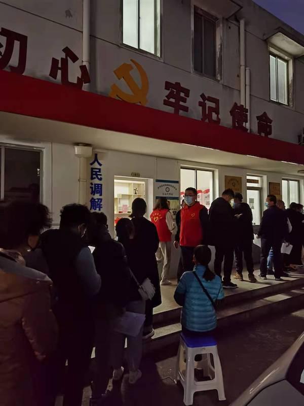 青浦大白被推下楼视频/青浦大白被推下楼视频播放