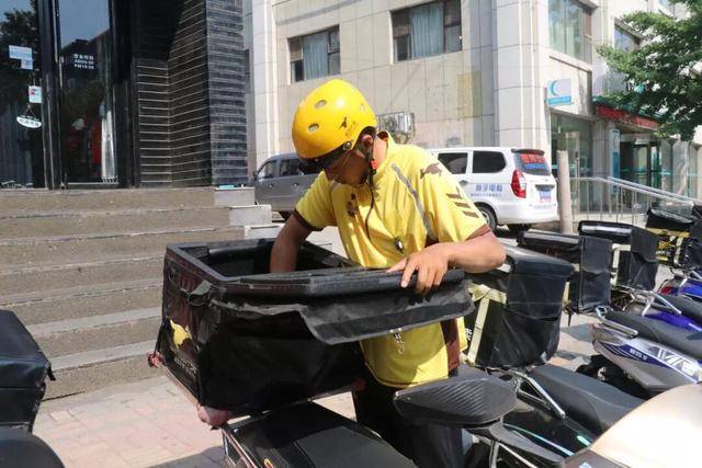骑手新冠:首例确诊外卖骑手担心连累大家