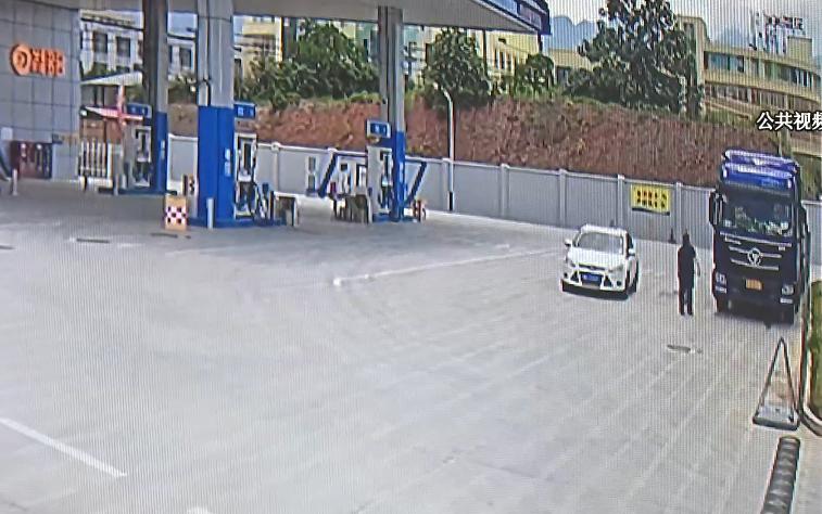 工作人员回应滞留游客扔掉免费午餐6/滞留游客返程