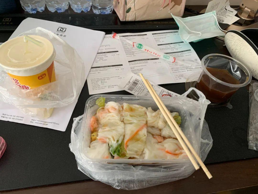 工作人员回应滞留游客扔掉免费午餐6/滞留游客返程