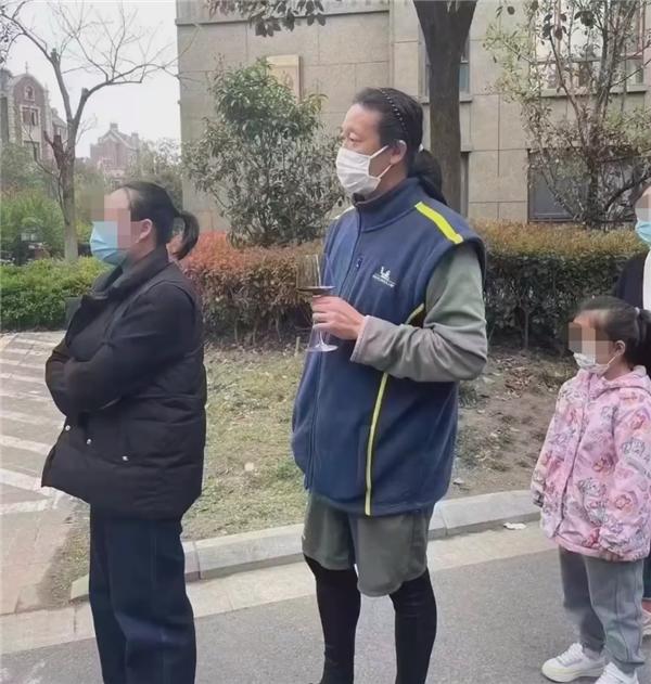 【上海大叔举着红酒杯排队做核酸视频,上海大叔举着红酒杯排队做核酸视频播放】