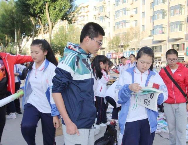 还有几天高考了还要玩手机（临近高考了孩子还玩手机怎么办?）